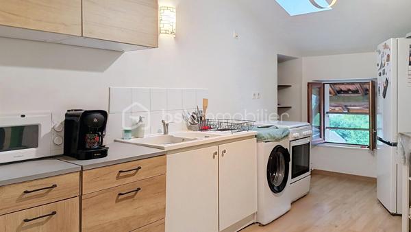 🏡 EN EXCLUSIVITÉ – RIVES CENTRE – T2 RÉNOVÉ DE 59 m² – DERNIER ÉTAGE

À la recherche d'un appartement sans travaux, lumineux et idéalement situé ? Découvrez ce T2 de 59 m², entièrement rénové, niché au 2ᵉ et dernier étage d'une petite copropriété avec syndic, en plein cœur de Rives, Rue de la République.

Il se compose de :
Une cuisine indépendante de 16 m²
Une agréable pièce de vie de 20 m²
Une grande chambre de 13 m²
Une spacieuse salle de bains et WC de 10 m²

Les + :
✔ Appartement entièrement rénové
✔ Double vitrage
✔ Chauffage électrique par radiateurs
✔ DPE : C
✔ Toiture refaite en 2023
✔ Façade rénovée en 2018
✔ Aucun travaux à prévoir

Informations complémentaires :
Taxe foncière : 700 € / an
Charges de copropriété : 600 € / an (syndic professionnel)

Situation idéale :
📍 Centre-ville, commerces et commodités accessibles à pied.

Gare de Rives à environ 700 m (8 min à pied)
Voiron à 10 km 
Grenoble à 28 km 

Que vous soyez primo-accédant, investisseur ou à la recherche d'un appartement prêt à vivre, ce bien est une belle opportunité.

📞 Une visite s'impose ! Contactez-moi dès aujourd'hui pour découvrir ce bien en exclusivité.