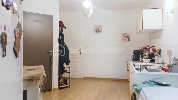 🏡 EN EXCLUSIVITÉ – RIVES CENTRE – T2 RÉNOVÉ DE 59 m² – DERNIER ÉTAGE

À la recherche d'un appartement sans travaux, lumineux et idéalement situé ? Découvrez ce T2 de 59 m², entièrement rénové, niché au 2ᵉ et dernier étage d'une petite copropriété avec syndic, en plein cœur de Rives, Rue de la République.

Il se compose de :
Une cuisine indépendante de 16 m²
Une agréable pièce de vie de 20 m²
Une grande chambre de 13 m²
Une spacieuse salle de bains et WC de 10 m²

Les + :
✔ Appartement entièrement rénové
✔ Double vitrage
✔ Chauffage électrique par radiateurs
✔ DPE : C
✔ Toiture refaite en 2023
✔ Façade rénovée en 2018
✔ Aucun travaux à prévoir

Informations complémentaires :
Taxe foncière : 700 € / an
Charges de copropriété : 600 € / an (syndic professionnel)

Situation idéale :
📍 Centre-ville, commerces et commodités accessibles à pied.

Gare de Rives à environ 700 m (8 min à pied)
Voiron à 10 km 
Grenoble à 28 km 

Que vous soyez primo-accédant, investisseur ou à la recherche d'un appartement prêt à vivre, ce bien est une belle opportunité.

📞 Une visite s'impose ! Contactez-moi dès aujourd'hui pour découvrir ce bien en exclusivité.