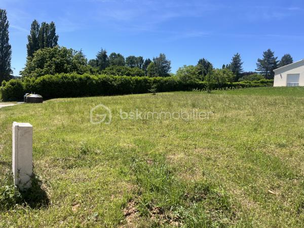 Terrain plat avec eau, électricité et tout à l'égout sur les hauteurs du village de La Douze
