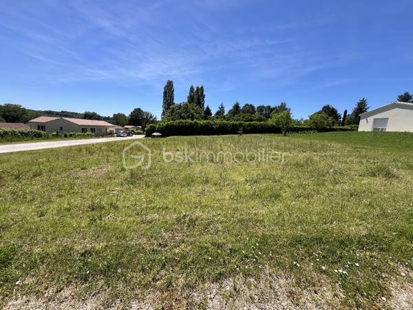 Terrain plat avec eau, électricité et tout à l'égout sur les hauteurs du village de La Douze