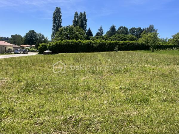 Terrain plat avec eau, électricité et tout à l'égout sur les hauteurs du village de La Douze