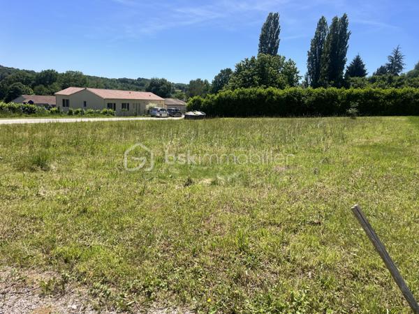 Terrain plat avec eau, électricité et tout à l'égout sur les hauteurs du village de La Douze