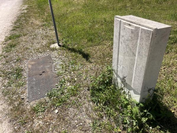 Terrain plat avec eau, électricité et tout à l'égout sur les hauteurs du village de La Douze