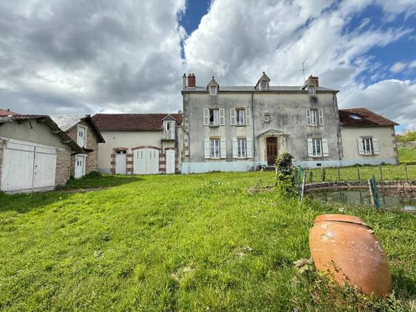 EN EXCLUSIVITE Très belle propriété de 215m² avec piscine et dépendances sur 3000 m² de terrain 177 900 €