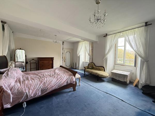 EN EXCLUSIVITE Très belle propriété de 215m² avec piscine et dépendances sur 3000 m² de terrain 177 900 €