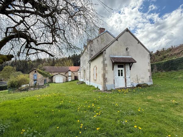 EN EXCLUSIVITE Très belle propriété de 215m² avec piscine et dépendances sur 3000 m² de terrain 177 900 €