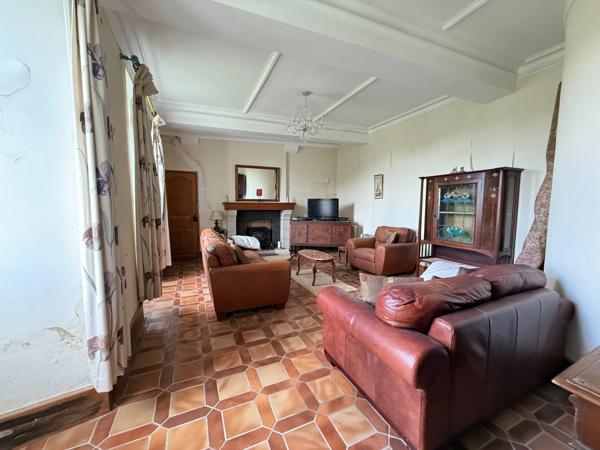 EN EXCLUSIVITE Très belle propriété de 215m² avec piscine et dépendances sur 3000 m² de terrain 177 900 €