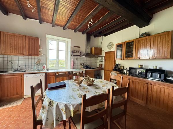EN EXCLUSIVITE Très belle propriété de 215m² avec piscine et dépendances sur 3000 m² de terrain 177 900 €