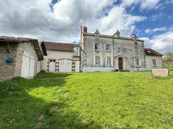 EN EXCLUSIVITE Très belle propriété de 215m² avec piscine et dépendances sur 3000 m² de terrain 177 900 €