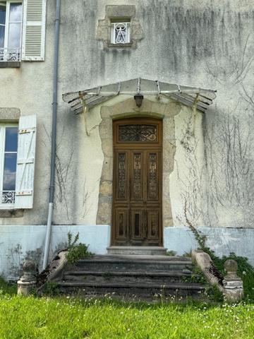 EN EXCLUSIVITE Très belle propriété de 215m² avec piscine et dépendances sur 3000 m² de terrain 177 900 €