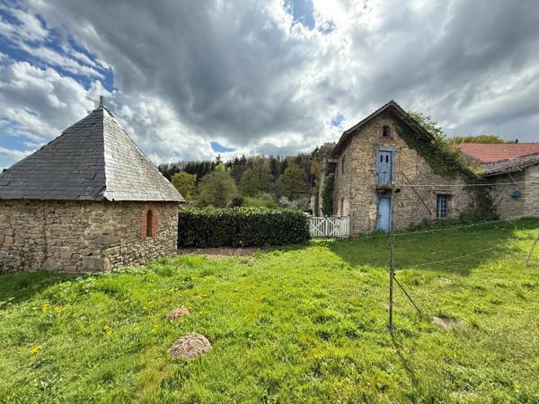 EN EXCLUSIVITE Très belle propriété de 215m² avec piscine et dépendances sur 3000 m² de terrain 177 900 €
