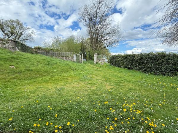 EN EXCLUSIVITE Très belle propriété de 215m² avec piscine et dépendances sur 3000 m² de terrain 177 900 €