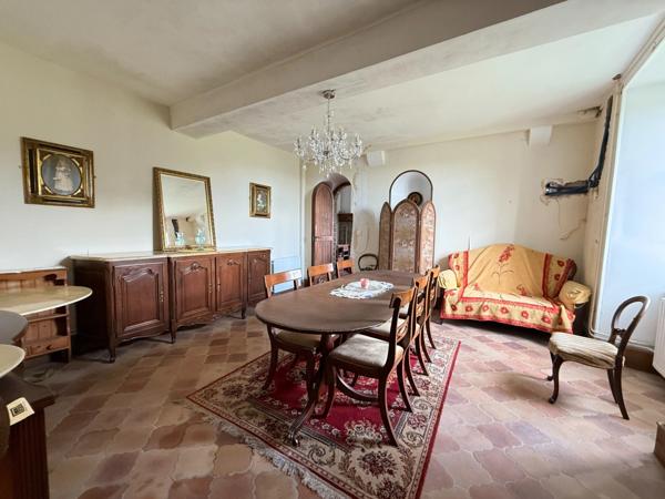 EN EXCLUSIVITE Très belle propriété de 215m² avec piscine et dépendances sur 3000 m² de terrain 177 900 €