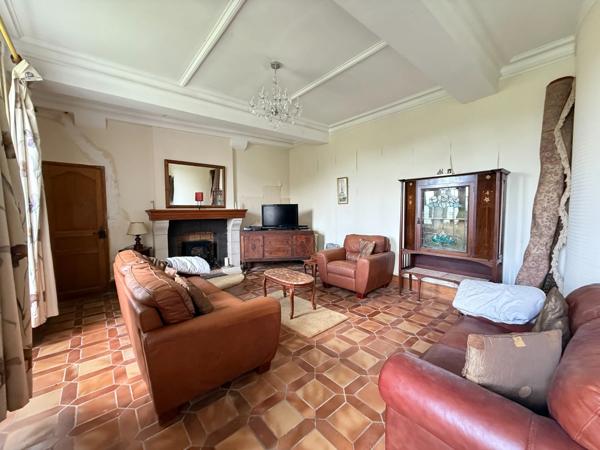 EN EXCLUSIVITE Très belle propriété de 215m² avec piscine et dépendances sur 3000 m² de terrain 177 900 €