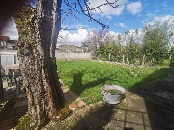 Maison familiale en pierre avec piscine et garage