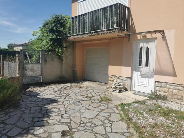 Maison familiale en pierre avec piscine et garage