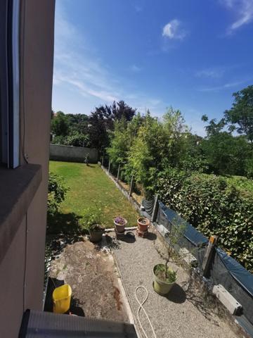 Maison familiale en pierre avec piscine et garage