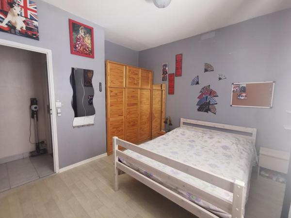 Maison familiale en pierre avec piscine et garage