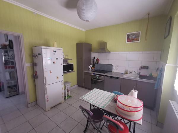 Maison familiale en pierre avec piscine et garage