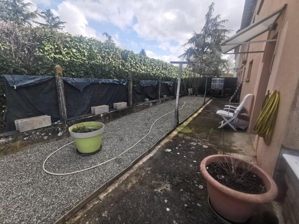 Maison familiale en pierre avec piscine et garage