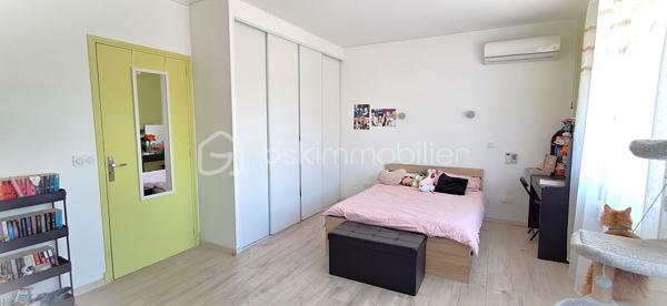 A Alès, Capitale des Cévennes, Proche de l'Ecole des Mines, Lycée, Collège, transports et commodités. Je vous propose cette charmante maison alliant charme et fonctionnalité. Elle est composée à l'étage de 3 chambres climatisées de 16, 21 et 25 m² (dont une chambre parentale avec salle d'eau et dressing et une avec balcon, grands placards). 1 salle de bain et 1 WC séparé. Dès l'entrée, vous serez charmés par les volumes et la clarté. Cuisine récente, équipée et aménagée, ouverte sur le séjour (30 m²). Salon de 24 m2 pour vos moments de détente. 1 salle d'eau avec WC au rez-de-chaussée. 1 Garage, 1 cave. Portail électrique. Terrain clos et arboré de 434 m². Chaudière à pellet. Double vitrage avec fenêtres oscillo-battantes. Nombreux rangements. Pas de travaux à prévoir ! Cette maison vous charmera !