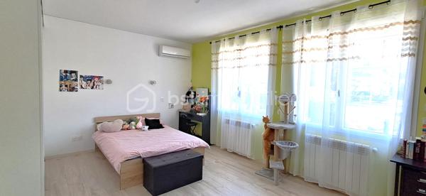 A Alès, Capitale des Cévennes, Proche de l'Ecole des Mines, Lycée, Collège, transports et commodités. Je vous propose cette charmante maison alliant charme et fonctionnalité. Elle est composée à l'étage de 3 chambres climatisées de 16, 21 et 25 m² (dont une chambre parentale avec salle d'eau et dressing et une avec balcon, grands placards). 1 salle de bain et 1 WC séparé. Dès l'entrée, vous serez charmés par les volumes et la clarté. Cuisine récente, équipée et aménagée, ouverte sur le séjour (30 m²). Salon de 24 m2 pour vos moments de détente. 1 salle d'eau avec WC au rez-de-chaussée. 1 Garage, 1 cave. Portail électrique. Terrain clos et arboré de 434 m². Chaudière à pellet. Double vitrage avec fenêtres oscillo-battantes. Nombreux rangements. Pas de travaux à prévoir ! Cette maison vous charmera !