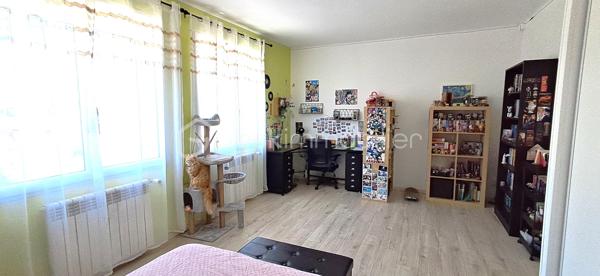 A Alès, Capitale des Cévennes, Proche de l'Ecole des Mines, Lycée, Collège, transports et commodités. Je vous propose cette charmante maison alliant charme et fonctionnalité. Elle est composée à l'étage de 3 chambres climatisées de 16, 21 et 25 m² (dont une chambre parentale avec salle d'eau et dressing et une avec balcon, grands placards). 1 salle de bain et 1 WC séparé. Dès l'entrée, vous serez charmés par les volumes et la clarté. Cuisine récente, équipée et aménagée, ouverte sur le séjour (30 m²). Salon de 24 m2 pour vos moments de détente. 1 salle d'eau avec WC au rez-de-chaussée. 1 Garage, 1 cave. Portail électrique. Terrain clos et arboré de 434 m². Chaudière à pellet. Double vitrage avec fenêtres oscillo-battantes. Nombreux rangements. Pas de travaux à prévoir ! Cette maison vous charmera !