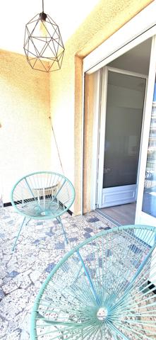 A Alès, Capitale des Cévennes, Proche de l'Ecole des Mines, Lycée, Collège, transports et commodités. Je vous propose cette charmante maison alliant charme et fonctionnalité. Elle est composée à l'étage de 3 chambres climatisées de 16, 21 et 25 m² (dont une chambre parentale avec salle d'eau et dressing et une avec balcon, grands placards). 1 salle de bain et 1 WC séparé. Dès l'entrée, vous serez charmés par les volumes et la clarté. Cuisine récente, équipée et aménagée, ouverte sur le séjour (30 m²). Salon de 24 m2 pour vos moments de détente. 1 salle d'eau avec WC au rez-de-chaussée. 1 Garage, 1 cave. Portail électrique. Terrain clos et arboré de 434 m². Chaudière à pellet. Double vitrage avec fenêtres oscillo-battantes. Nombreux rangements. Pas de travaux à prévoir ! Cette maison vous charmera !