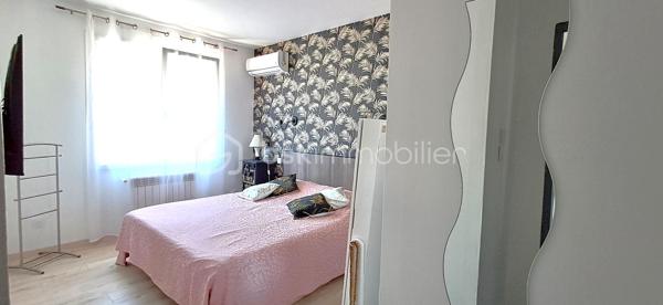 A Alès, Capitale des Cévennes, Proche de l'Ecole des Mines, Lycée, Collège, transports et commodités. Je vous propose cette charmante maison alliant charme et fonctionnalité. Elle est composée à l'étage de 3 chambres climatisées de 16, 21 et 25 m² (dont une chambre parentale avec salle d'eau et dressing et une avec balcon, grands placards). 1 salle de bain et 1 WC séparé. Dès l'entrée, vous serez charmés par les volumes et la clarté. Cuisine récente, équipée et aménagée, ouverte sur le séjour (30 m²). Salon de 24 m2 pour vos moments de détente. 1 salle d'eau avec WC au rez-de-chaussée. 1 Garage, 1 cave. Portail électrique. Terrain clos et arboré de 434 m². Chaudière à pellet. Double vitrage avec fenêtres oscillo-battantes. Nombreux rangements. Pas de travaux à prévoir ! Cette maison vous charmera !