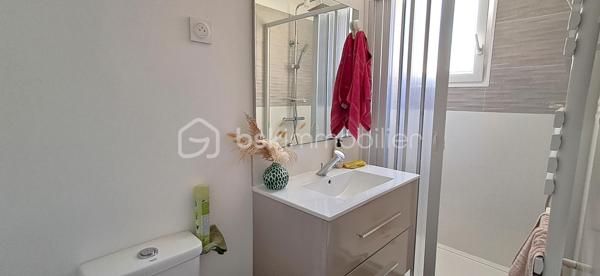 A Alès, Capitale des Cévennes, Proche de l'Ecole des Mines, Lycée, Collège, transports et commodités. Je vous propose cette charmante maison alliant charme et fonctionnalité. Elle est composée à l'étage de 3 chambres climatisées de 16, 21 et 25 m² (dont une chambre parentale avec salle d'eau et dressing et une avec balcon, grands placards). 1 salle de bain et 1 WC séparé. Dès l'entrée, vous serez charmés par les volumes et la clarté. Cuisine récente, équipée et aménagée, ouverte sur le séjour (30 m²). Salon de 24 m2 pour vos moments de détente. 1 salle d'eau avec WC au rez-de-chaussée. 1 Garage, 1 cave. Portail électrique. Terrain clos et arboré de 434 m². Chaudière à pellet. Double vitrage avec fenêtres oscillo-battantes. Nombreux rangements. Pas de travaux à prévoir ! Cette maison vous charmera !