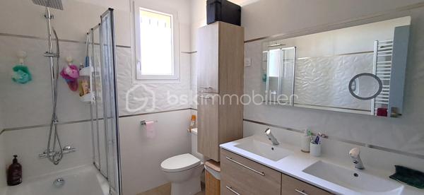A Alès, Capitale des Cévennes, Proche de l'Ecole des Mines, Lycée, Collège, transports et commodités. Je vous propose cette charmante maison alliant charme et fonctionnalité. Elle est composée à l'étage de 3 chambres climatisées de 16, 21 et 25 m² (dont une chambre parentale avec salle d'eau et dressing et une avec balcon, grands placards). 1 salle de bain et 1 WC séparé. Dès l'entrée, vous serez charmés par les volumes et la clarté. Cuisine récente, équipée et aménagée, ouverte sur le séjour (30 m²). Salon de 24 m2 pour vos moments de détente. 1 salle d'eau avec WC au rez-de-chaussée. 1 Garage, 1 cave. Portail électrique. Terrain clos et arboré de 434 m². Chaudière à pellet. Double vitrage avec fenêtres oscillo-battantes. Nombreux rangements. Pas de travaux à prévoir ! Cette maison vous charmera !