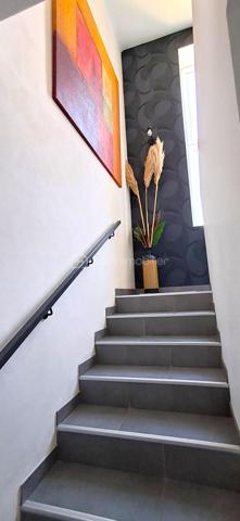 A Alès, Capitale des Cévennes, Proche de l'Ecole des Mines, Lycée, Collège, transports et commodités. Je vous propose cette charmante maison alliant charme et fonctionnalité. Elle est composée à l'étage de 3 chambres climatisées de 16, 21 et 25 m² (dont une chambre parentale avec salle d'eau et dressing et une avec balcon, grands placards). 1 salle de bain et 1 WC séparé. Dès l'entrée, vous serez charmés par les volumes et la clarté. Cuisine récente, équipée et aménagée, ouverte sur le séjour (30 m²). Salon de 24 m2 pour vos moments de détente. 1 salle d'eau avec WC au rez-de-chaussée. 1 Garage, 1 cave. Portail électrique. Terrain clos et arboré de 434 m². Chaudière à pellet. Double vitrage avec fenêtres oscillo-battantes. Nombreux rangements. Pas de travaux à prévoir ! Cette maison vous charmera !