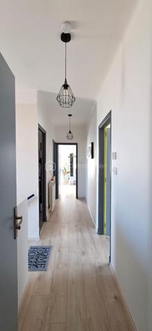 A Alès, Capitale des Cévennes, Proche de l'Ecole des Mines, Lycée, Collège, transports et commodités. Je vous propose cette charmante maison alliant charme et fonctionnalité. Elle est composée à l'étage de 3 chambres climatisées de 16, 21 et 25 m² (dont une chambre parentale avec salle d'eau et dressing et une avec balcon, grands placards). 1 salle de bain et 1 WC séparé. Dès l'entrée, vous serez charmés par les volumes et la clarté. Cuisine récente, équipée et aménagée, ouverte sur le séjour (30 m²). Salon de 24 m2 pour vos moments de détente. 1 salle d'eau avec WC au rez-de-chaussée. 1 Garage, 1 cave. Portail électrique. Terrain clos et arboré de 434 m². Chaudière à pellet. Double vitrage avec fenêtres oscillo-battantes. Nombreux rangements. Pas de travaux à prévoir ! Cette maison vous charmera !