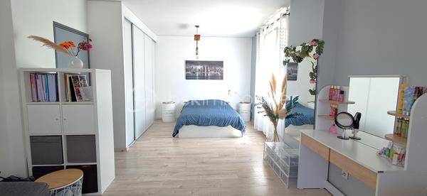 A Alès, Capitale des Cévennes, Proche de l'Ecole des Mines, Lycée, Collège, transports et commodités. Je vous propose cette charmante maison alliant charme et fonctionnalité. Elle est composée à l'étage de 3 chambres climatisées de 16, 21 et 25 m² (dont une chambre parentale avec salle d'eau et dressing et une avec balcon, grands placards). 1 salle de bain et 1 WC séparé. Dès l'entrée, vous serez charmés par les volumes et la clarté. Cuisine récente, équipée et aménagée, ouverte sur le séjour (30 m²). Salon de 24 m2 pour vos moments de détente. 1 salle d'eau avec WC au rez-de-chaussée. 1 Garage, 1 cave. Portail électrique. Terrain clos et arboré de 434 m². Chaudière à pellet. Double vitrage avec fenêtres oscillo-battantes. Nombreux rangements. Pas de travaux à prévoir ! Cette maison vous charmera !