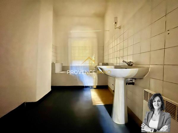 Pélissanne (13330) IMMEUBLE AVEC LOCAL COMMERCIAL ET LOGEMENT – IDÉAL INVESTISSEUR OU PROJET MIXTE