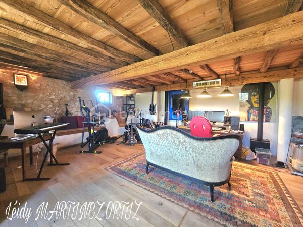 Située dans un cadre idyllique , entouré de nature et à deux minutes du centre ville, venez découvrir cette maison atypique, rénovée avec goût et conservant tout son cachet .
D'une superficie d'environ 220m², elle se compose d'une ample cuisine de 33m² menant à un grand salon - séjour lumineux de plus de 64m², hauteur sous plafond de près de 3m, sublimé par des grandes portes fenêtres offrant une vue exceptionnelle sur terrasse et jardin arboré .
La maison est composée de:

Au rez-de-chaussée:
* deux chambres lumineuses dont la chambre parentale de 23m² avec salle de bain de 16.50m²
* une cuisine avec insert 
* Buanderie de plus de 23m²
* un studio de 45m² avec de la pierre et des poutres apparentes

À l'étage:
* chambre de 24 m² avec une grande verrière donnant sur belle terrasse et vue sur piscine.
* salle d'eau 
* combles semi - aménagés, près de 170 à usage d'atelier.

Informations complémentaires:

* Menuiserie en double vitrage et bois de chaîne.
* Électricité aux normes.
* Pompe à chaleur air - eau chaude
* Toiture refaite il y a 7 ans.
* Hangar
* cuisine aménagée et équipée
* terrasse de 112m²
* carrelage en travertin de Turquie 
* parquet flottant 
* piscine  8x4 refaite en 2019
* Pompe à chaleur
* La maison profite d'une alarme et son équipement d'une valeur de 600€ que vous pourrez conserver.

Cette maison représente une belle opportunité pour les amateurs de rénovation souhaitant créer un lieu de vie à leur image, dans un secteur privilégié.

Contactez moi rapidement pour organiser une visite
