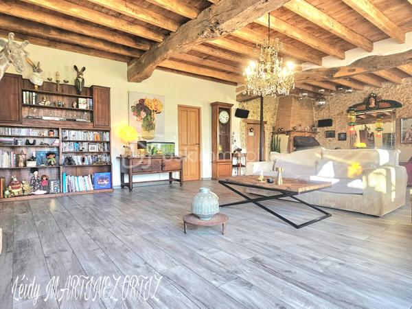 Située dans un cadre idyllique , entouré de nature et à deux minutes du centre ville, venez découvrir cette maison atypique, rénovée avec goût et conservant tout son cachet .
D'une superficie d'environ 220m², elle se compose d'une ample cuisine de 33m² menant à un grand salon - séjour lumineux de plus de 64m², hauteur sous plafond de près de 3m, sublimé par des grandes portes fenêtres offrant une vue exceptionnelle sur terrasse et jardin arboré .
La maison est composée de:

Au rez-de-chaussée:
* deux chambres lumineuses dont la chambre parentale de 23m² avec salle de bain de 16.50m²
* une cuisine avec insert 
* Buanderie de plus de 23m²
* un studio de 45m² avec de la pierre et des poutres apparentes

À l'étage:
* chambre de 24 m² avec une grande verrière donnant sur belle terrasse et vue sur piscine.
* salle d'eau 
* combles semi - aménagés, près de 170 à usage d'atelier.

Informations complémentaires:

* Menuiserie en double vitrage et bois de chaîne.
* Électricité aux normes.
* Pompe à chaleur air - eau chaude
* Toiture refaite il y a 7 ans.
* Hangar
* cuisine aménagée et équipée
* terrasse de 112m²
* carrelage en travertin de Turquie 
* parquet flottant 
* piscine  8x4 refaite en 2019
* Pompe à chaleur
* La maison profite d'une alarme et son équipement d'une valeur de 600€ que vous pourrez conserver.

Cette maison représente une belle opportunité pour les amateurs de rénovation souhaitant créer un lieu de vie à leur image, dans un secteur privilégié.

Contactez moi rapidement pour organiser une visite