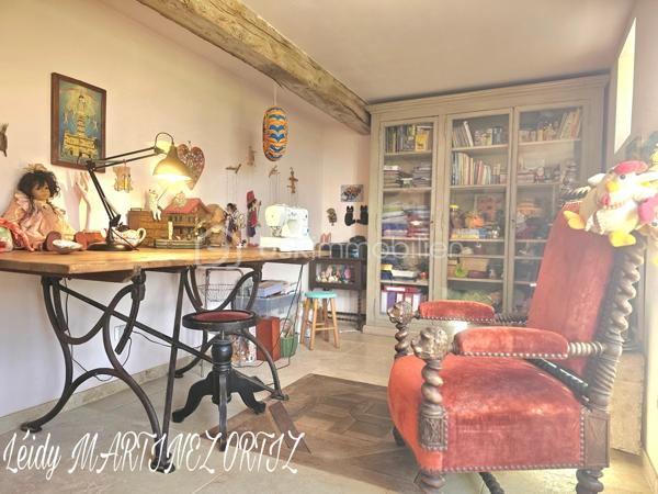 Située dans un cadre idyllique , entouré de nature et à deux minutes du centre ville, venez découvrir cette maison atypique, rénovée avec goût et conservant tout son cachet .
D'une superficie d'environ 220m², elle se compose d'une ample cuisine de 33m² menant à un grand salon - séjour lumineux de plus de 64m², hauteur sous plafond de près de 3m, sublimé par des grandes portes fenêtres offrant une vue exceptionnelle sur terrasse et jardin arboré .
La maison est composée de:

Au rez-de-chaussée:
* deux chambres lumineuses dont la chambre parentale de 23m² avec salle de bain de 16.50m²
* une cuisine avec insert 
* Buanderie de plus de 23m²
* un studio de 45m² avec de la pierre et des poutres apparentes

À l'étage:
* chambre de 24 m² avec une grande verrière donnant sur belle terrasse et vue sur piscine.
* salle d'eau 
* combles semi - aménagés, près de 170 à usage d'atelier.

Informations complémentaires:

* Menuiserie en double vitrage et bois de chaîne.
* Électricité aux normes.
* Pompe à chaleur air - eau chaude
* Toiture refaite il y a 7 ans.
* Hangar
* cuisine aménagée et équipée
* terrasse de 112m²
* carrelage en travertin de Turquie 
* parquet flottant 
* piscine  8x4 refaite en 2019
* Pompe à chaleur
* La maison profite d'une alarme et son équipement d'une valeur de 600€ que vous pourrez conserver.

Cette maison représente une belle opportunité pour les amateurs de rénovation souhaitant créer un lieu de vie à leur image, dans un secteur privilégié.

Contactez moi rapidement pour organiser une visite