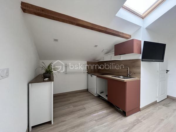 Exclusivité!

Idéalement situé dans le secteur recherché de Saint-Simond à Aix-les-Bains, entre le centre-ville et la sortie d’autoroute, découvrez cet agréable T2 de 26 m², situé au 2ᵉ et dernier étage d’une petite copropriété de 4 lots

L’appartement se compose d’une pièce de vie avec coin cuisine, d’une chambre fermée, ainsi que d’une salle d’eau avec WC.

Vous apprécierez particulièrement son balcon-terrasse exposé à l’ouest, offrant une belle vue dégagée sur la Dent du Chat, idéale pour profiter des fins de journée.

Un parking privatif, compris dans le prix, complète ce bien.

Petite copropriété avec faibles charges sans nuisances sonores.

Un appartement fonctionnel et idéalement situé, parfait pour un premier achat, un pied-à-terre ou un investissement locatif.
