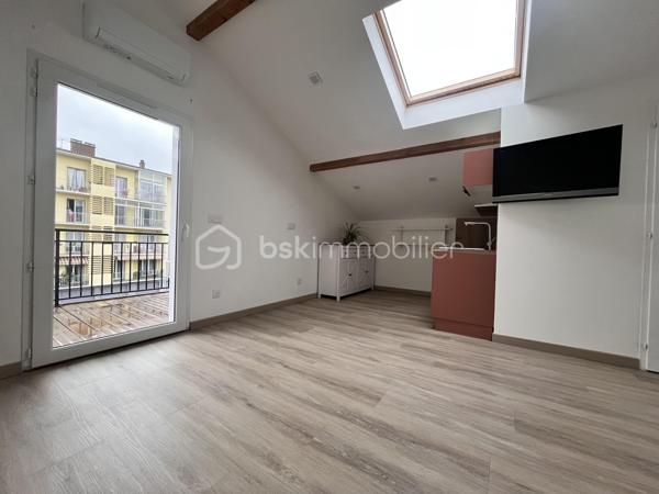 Exclusivité!

Idéalement situé dans le secteur recherché de Saint-Simond à Aix-les-Bains, entre le centre-ville et la sortie d’autoroute, découvrez cet agréable T2 de 26 m², situé au 2ᵉ et dernier étage d’une petite copropriété de 4 lots

L’appartement se compose d’une pièce de vie avec coin cuisine, d’une chambre fermée, ainsi que d’une salle d’eau avec WC.

Vous apprécierez particulièrement son balcon-terrasse exposé à l’ouest, offrant une belle vue dégagée sur la Dent du Chat, idéale pour profiter des fins de journée.

Un parking privatif, compris dans le prix, complète ce bien.

Petite copropriété avec faibles charges sans nuisances sonores.

Un appartement fonctionnel et idéalement situé, parfait pour un premier achat, un pied-à-terre ou un investissement locatif.
