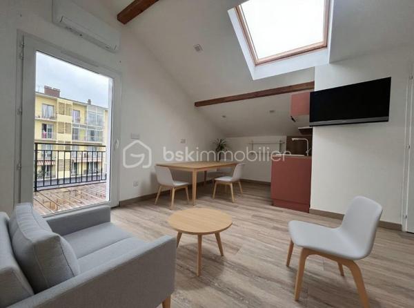 Exclusivité!

Idéalement situé dans le secteur recherché de Saint-Simond à Aix-les-Bains, entre le centre-ville et la sortie d’autoroute, découvrez cet agréable T2 de 26 m², situé au 2ᵉ et dernier étage d’une petite copropriété de 4 lots

L’appartement se compose d’une pièce de vie avec coin cuisine, d’une chambre fermée, ainsi que d’une salle d’eau avec WC.

Vous apprécierez particulièrement son balcon-terrasse exposé à l’ouest, offrant une belle vue dégagée sur la Dent du Chat, idéale pour profiter des fins de journée.

Un parking privatif, compris dans le prix, complète ce bien.

Petite copropriété avec faibles charges sans nuisances sonores.

Un appartement fonctionnel et idéalement situé, parfait pour un premier achat, un pied-à-terre ou un investissement locatif.