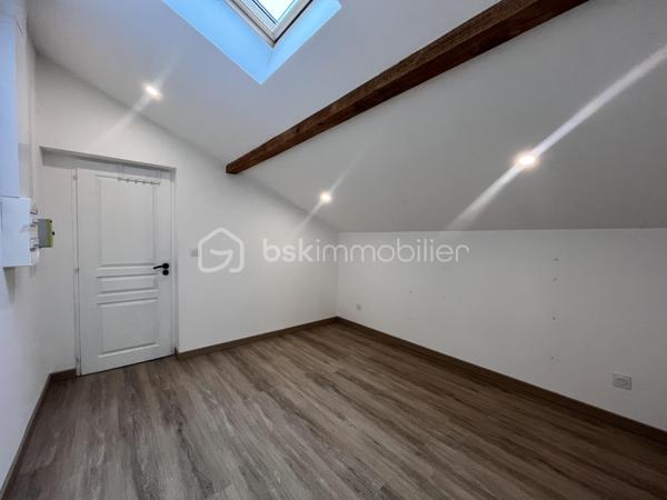 Exclusivité!

Idéalement situé dans le secteur recherché de Saint-Simond à Aix-les-Bains, entre le centre-ville et la sortie d’autoroute, découvrez cet agréable T2 de 26 m², situé au 2ᵉ et dernier étage d’une petite copropriété de 4 lots

L’appartement se compose d’une pièce de vie avec coin cuisine, d’une chambre fermée, ainsi que d’une salle d’eau avec WC.

Vous apprécierez particulièrement son balcon-terrasse exposé à l’ouest, offrant une belle vue dégagée sur la Dent du Chat, idéale pour profiter des fins de journée.

Un parking privatif, compris dans le prix, complète ce bien.

Petite copropriété avec faibles charges sans nuisances sonores.

Un appartement fonctionnel et idéalement situé, parfait pour un premier achat, un pied-à-terre ou un investissement locatif.