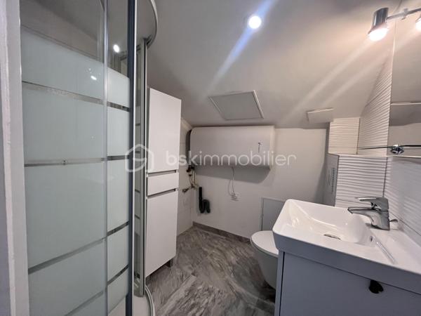 Exclusivité!

Idéalement situé dans le secteur recherché de Saint-Simond à Aix-les-Bains, entre le centre-ville et la sortie d’autoroute, découvrez cet agréable T2 de 26 m², situé au 2ᵉ et dernier étage d’une petite copropriété de 4 lots

L’appartement se compose d’une pièce de vie avec coin cuisine, d’une chambre fermée, ainsi que d’une salle d’eau avec WC.

Vous apprécierez particulièrement son balcon-terrasse exposé à l’ouest, offrant une belle vue dégagée sur la Dent du Chat, idéale pour profiter des fins de journée.

Un parking privatif, compris dans le prix, complète ce bien.

Petite copropriété avec faibles charges sans nuisances sonores.

Un appartement fonctionnel et idéalement situé, parfait pour un premier achat, un pied-à-terre ou un investissement locatif.