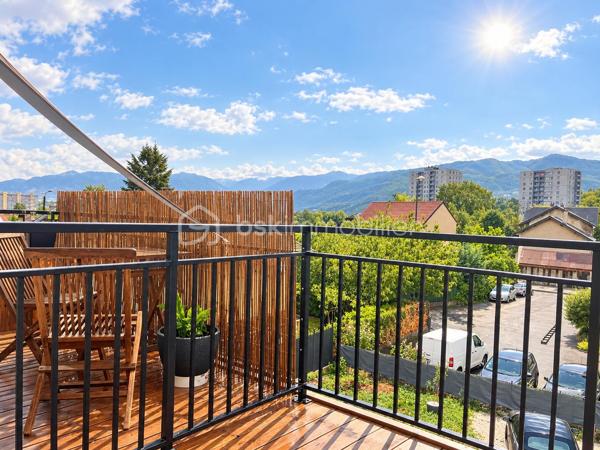 Exclusivité!

Idéalement situé dans le secteur recherché de Saint-Simond à Aix-les-Bains, entre le centre-ville et la sortie d’autoroute, découvrez cet agréable T2 de 26 m², situé au 2ᵉ et dernier étage d’une petite copropriété de 4 lots

L’appartement se compose d’une pièce de vie avec coin cuisine, d’une chambre fermée, ainsi que d’une salle d’eau avec WC.

Vous apprécierez particulièrement son balcon-terrasse exposé à l’ouest, offrant une belle vue dégagée sur la Dent du Chat, idéale pour profiter des fins de journée.

Un parking privatif, compris dans le prix, complète ce bien.

Petite copropriété avec faibles charges sans nuisances sonores.

Un appartement fonctionnel et idéalement situé, parfait pour un premier achat, un pied-à-terre ou un investissement locatif.