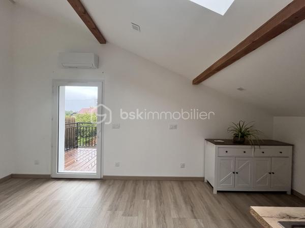 Exclusivité!

Idéalement situé dans le secteur recherché de Saint-Simond à Aix-les-Bains, entre le centre-ville et la sortie d’autoroute, découvrez cet agréable T2 de 26 m², situé au 2ᵉ et dernier étage d’une petite copropriété de 4 lots

L’appartement se compose d’une pièce de vie avec coin cuisine, d’une chambre fermée, ainsi que d’une salle d’eau avec WC.

Vous apprécierez particulièrement son balcon-terrasse exposé à l’ouest, offrant une belle vue dégagée sur la Dent du Chat, idéale pour profiter des fins de journée.

Un parking privatif, compris dans le prix, complète ce bien.

Petite copropriété avec faibles charges sans nuisances sonores.

Un appartement fonctionnel et idéalement situé, parfait pour un premier achat, un pied-à-terre ou un investissement locatif.