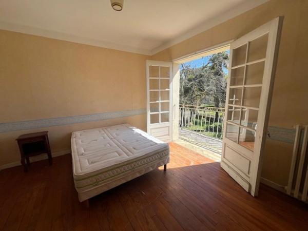 MARCIAC et PLAISANCE proches, VUE PYRENEES depuis cette BELLE MAISON DE FAMILLE 215m2, grandes dépendances , sur 1750m2 de jardin, dans village patrimonial.