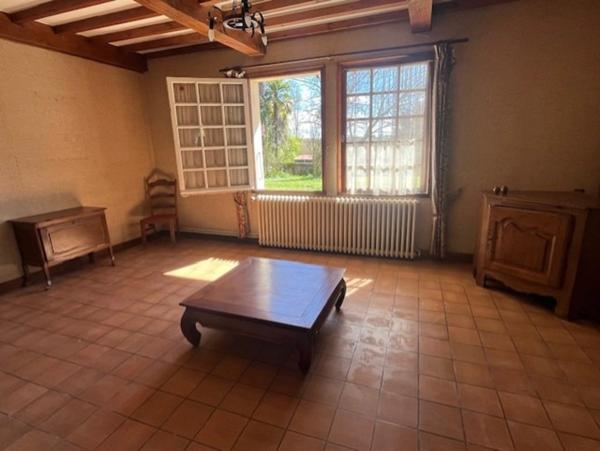 MARCIAC et PLAISANCE proches, VUE PYRENEES depuis cette BELLE MAISON DE FAMILLE 215m2, grandes dépendances , sur 1750m2 de jardin, dans village patrimonial.