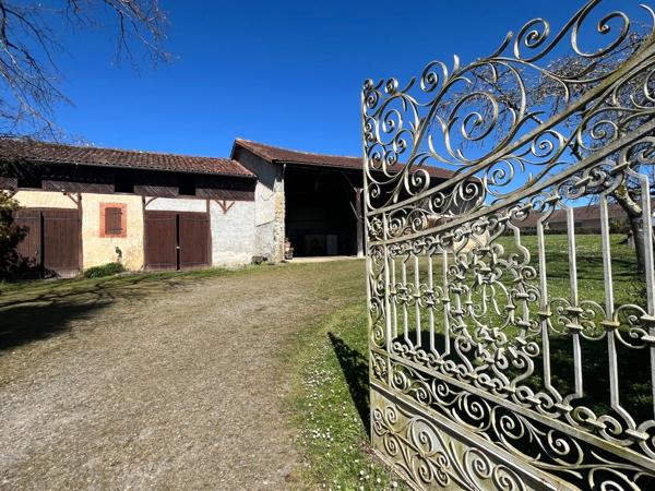 MARCIAC et PLAISANCE proches, VUE PYRENEES depuis cette BELLE MAISON DE FAMILLE 215m2, grandes dépendances , sur 1750m2 de jardin, dans village patrimonial.