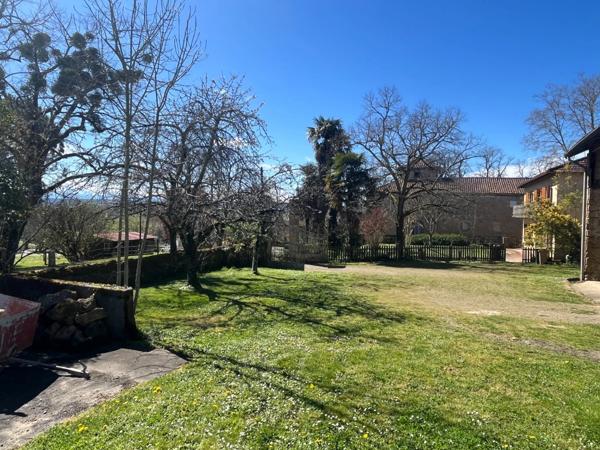MARCIAC et PLAISANCE proches, VUE PYRENEES depuis cette BELLE MAISON DE FAMILLE 215m2, grandes dépendances , sur 1750m2 de jardin, dans village patrimonial.