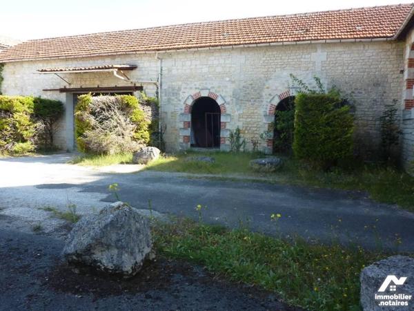 VENTE IMMEUBLE - JONZAC (17500)